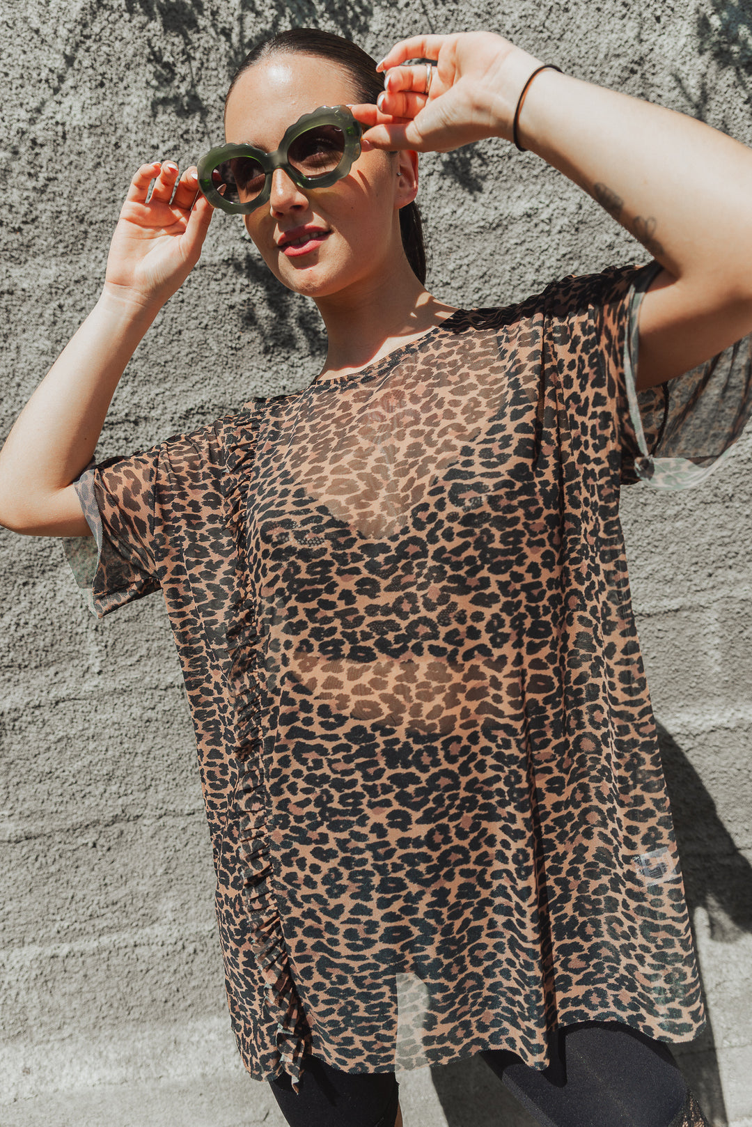 POLERA ANIMAL OVERSIZE VOLANTE - CAFÉ
